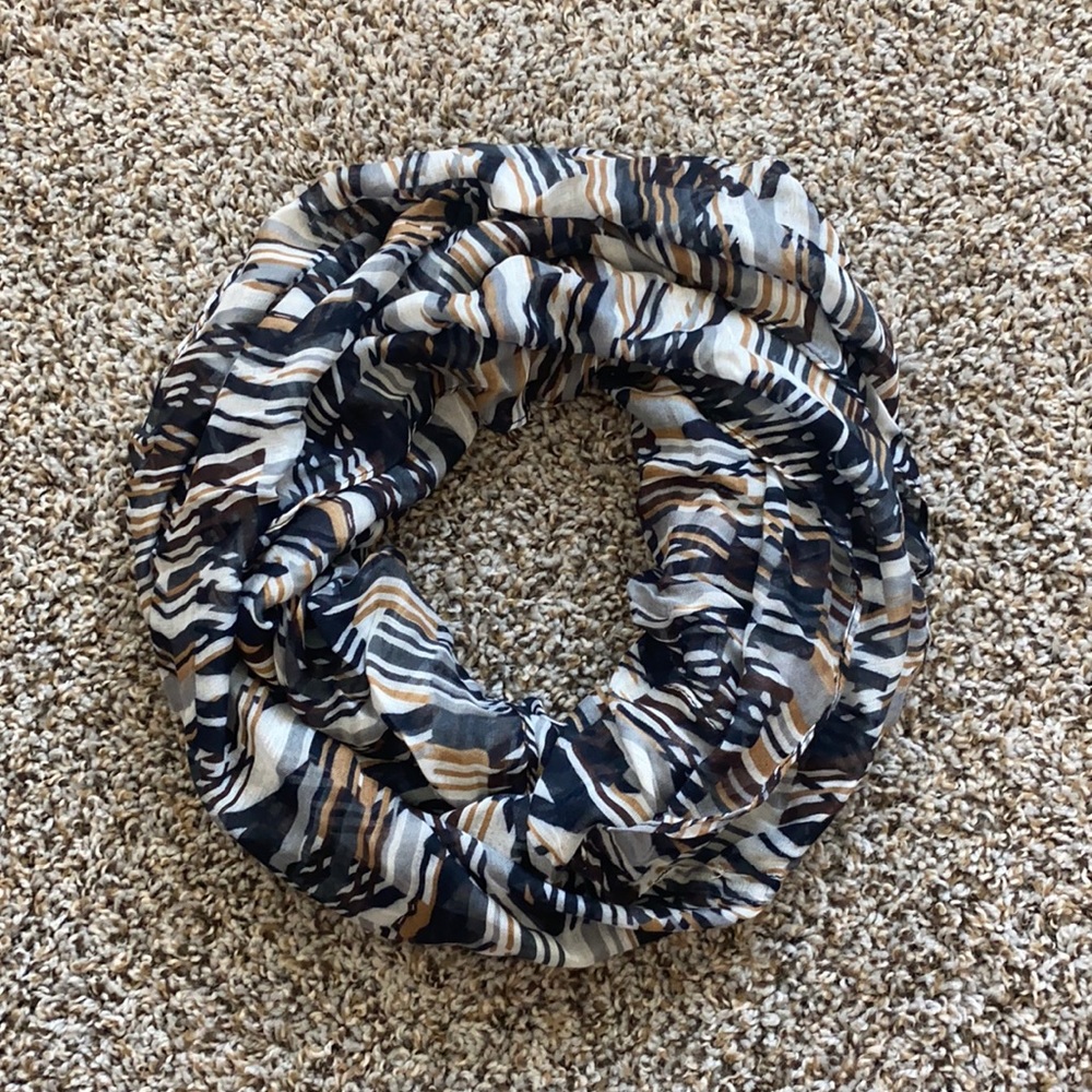 Women’s Abstract Geometric Stripe Pattern Infinity Scarf - Picture 2 of 3